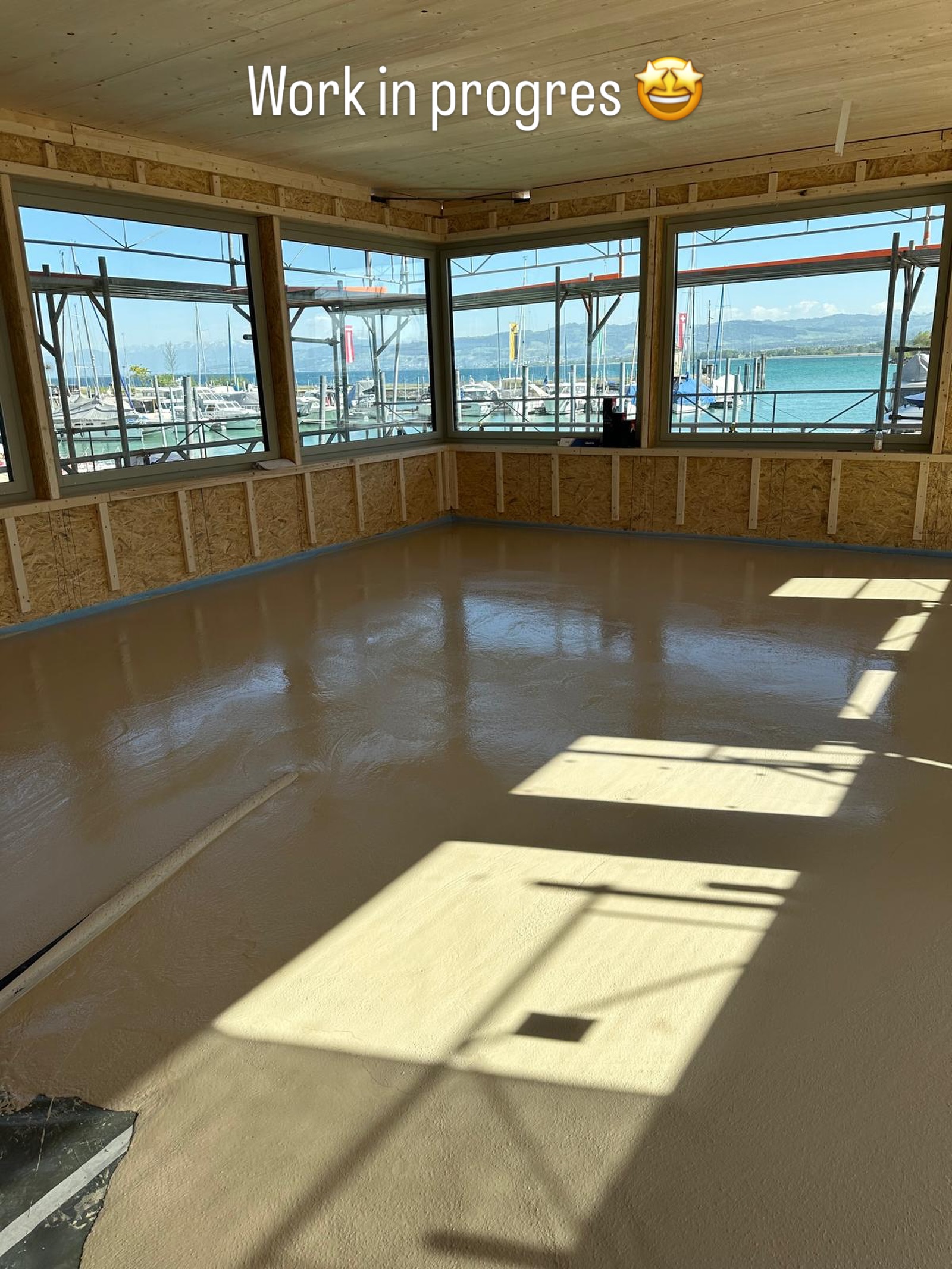 Frisch sanierter Innenraum mit Blick auf die Marina