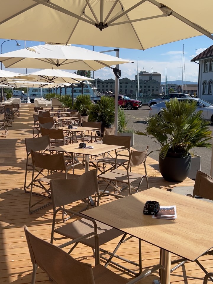 Terrasse mit Sonnenschirmen direkt am Hafen